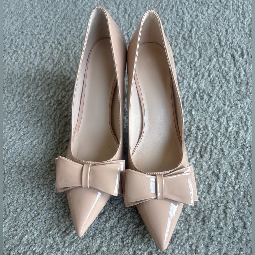 NWT! Patent Nude Bow Heels